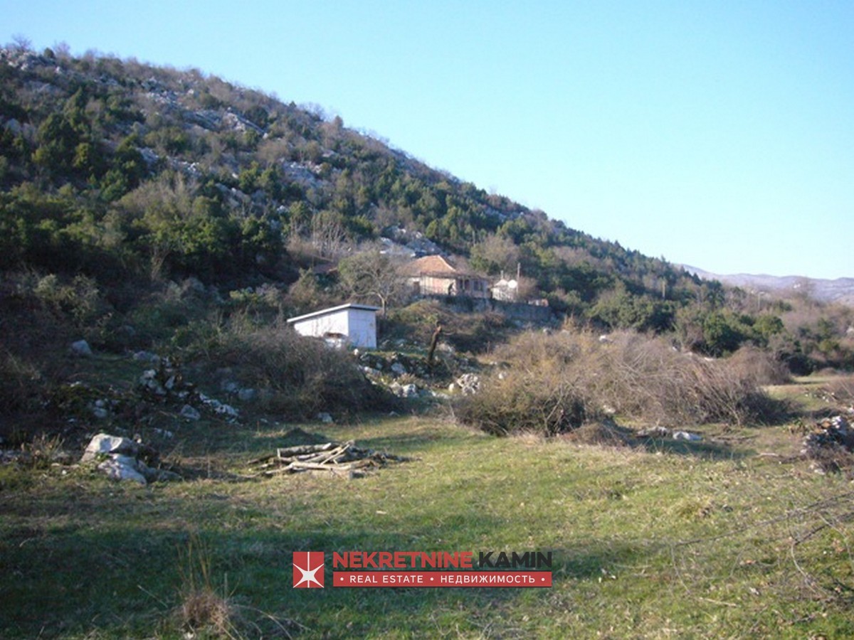 Na prodaju plac sa dvije stare kuće u mjestu Drušići, Cetinje 